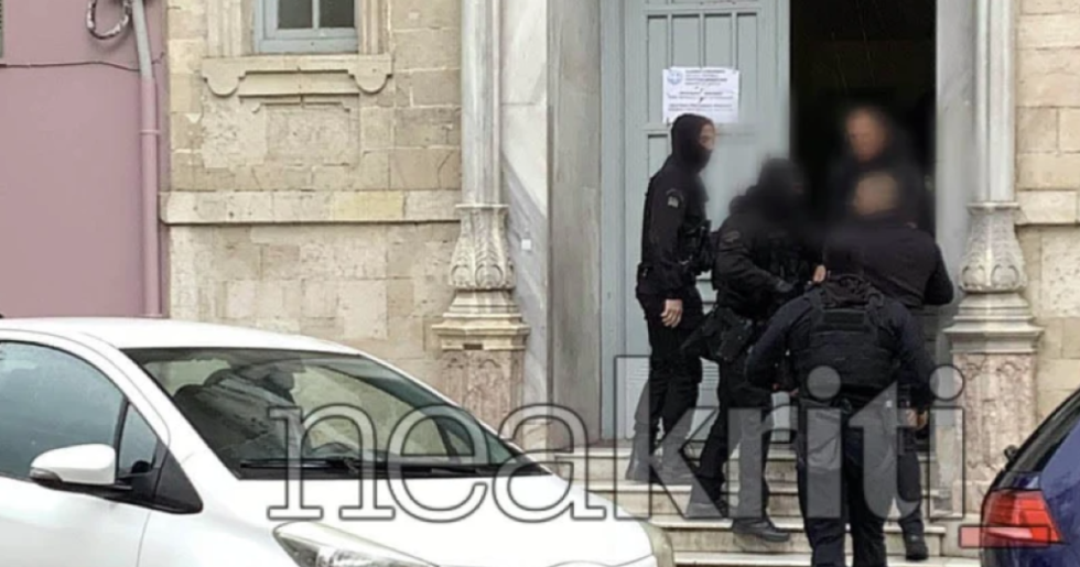 Κύκλωμα εμπορίας ανθρώπων: Στη φυλακή ο φερόμενος αρχηγός με το ιδιωτικό ΚΕΠ και η σύζυγός του